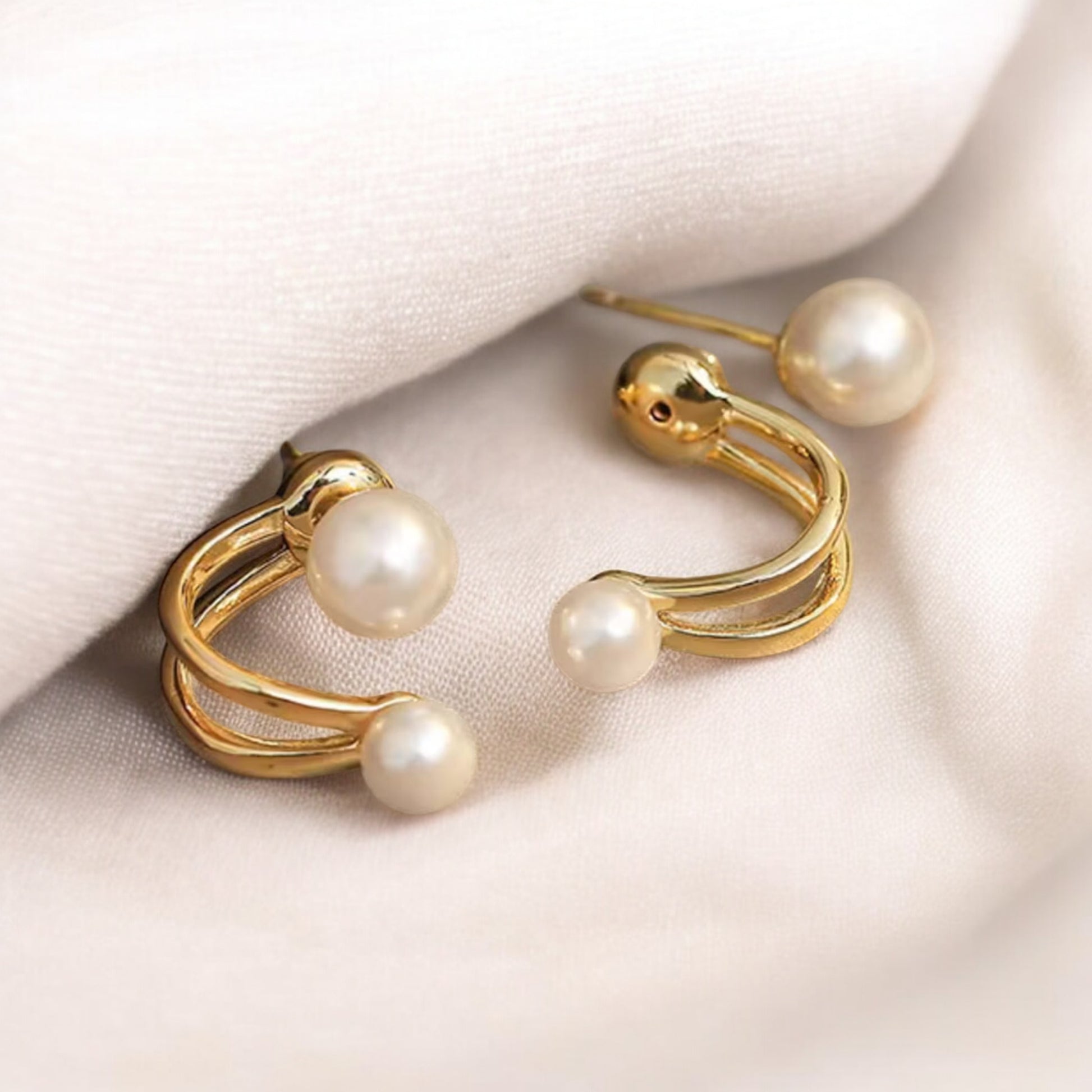 Timeless Luxury Pearl Studs_Elevate your style with these Timeless Luxury Pearl Studs.&nbsp; These exquisite earrings blend modern charm with a touch of classic elegance, making them the perfect accessory for any occasion. Whether you're attending a Christmas party or simply adding a touch of sophistication to your everyday outfit, these earrings will enhance your natural beauty.
Features Elegant Design: Retro-inspired with a light luxury feel, perfect for any fashion woman. _Lifeluxe jewelry trending