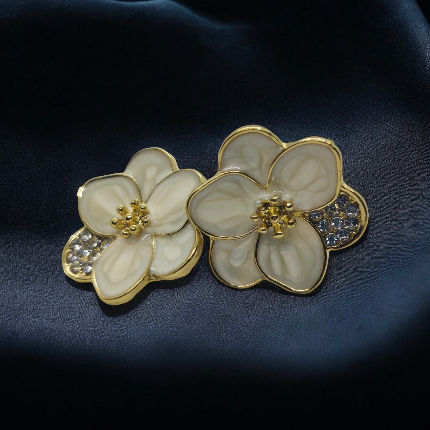 Prestige White Enamel Blossom Petal